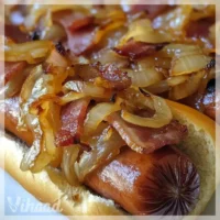 Pieczone Hot Dogi z Bekonem i Cebulą to pyszne danie