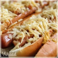 Zapiekane hot-dogi z sosem musztardowym to pyszne danie