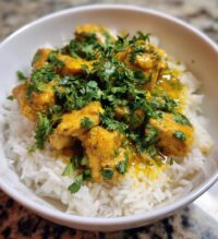 Kurczak w sosie curry z ryżem
