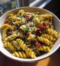 Makaron z pesto i suszonymi pomidorami