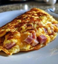 Omlet z szynką i serem