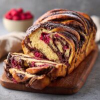 Babka czekoladowa z malinami