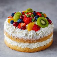 Ciasto z bitą śmietaną i owocami