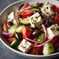 Sałatka z serem feta i oliwkami