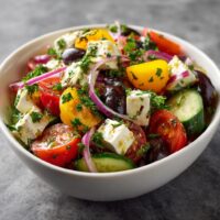 Sałatka z serem feta i oliwkami
