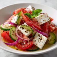Sałatka z serem feta i pomidorami