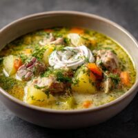 Zupa ogórkowa z mięsem