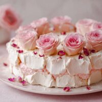 Tort Bezowy z Różanym Kremem