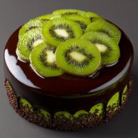 Tort Urodzinowy z Kiwi i Czekoladowym Ganache