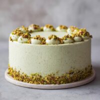 Tort Urodzinowy z Kremem Pistacjowym