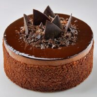Tort urodzinowy z czekoladową kremą i pieczonym biszkoptem