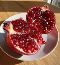 how to cut a pomegranate
