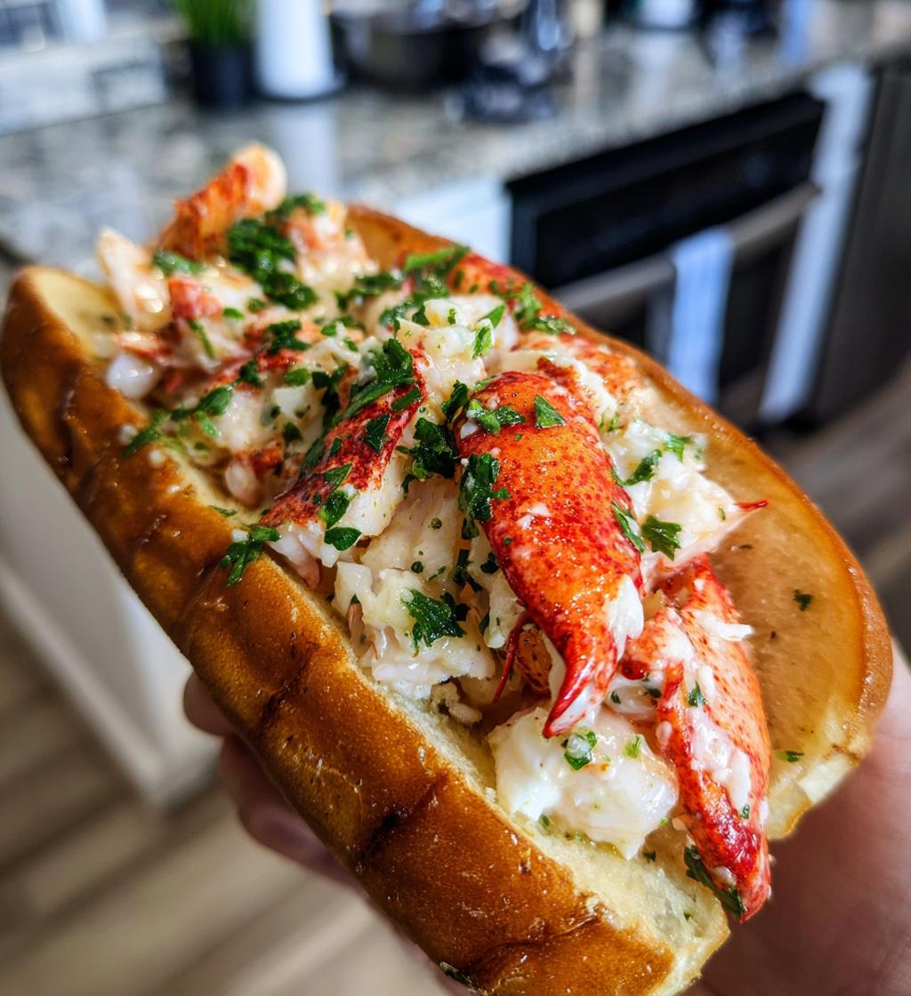 garlic butter lobster roll